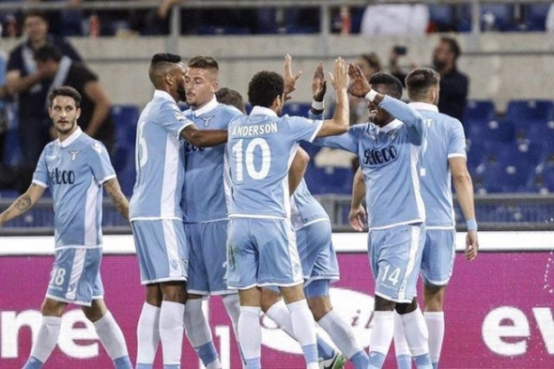 Foto - Beşiktaş ezeli rakiplerini geçemedi!