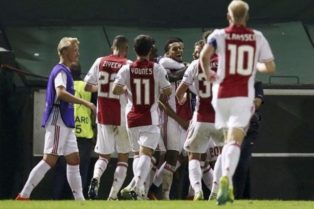 Foto - Beşiktaş ezeli rakiplerini geçemedi!