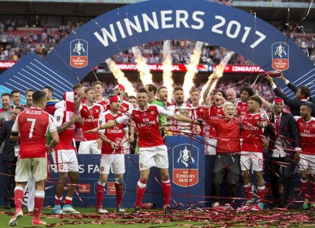 Foto - Beşiktaş ezeli rakiplerini geçemedi!