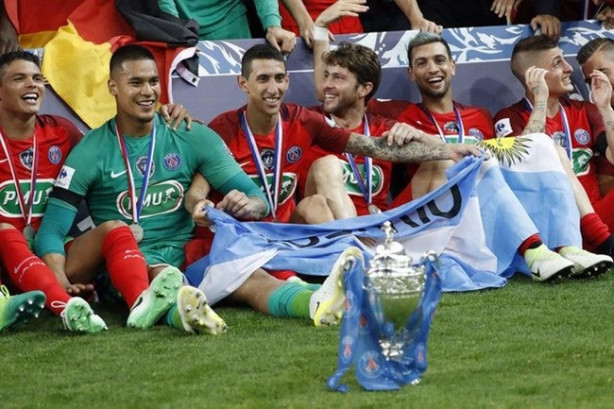 Foto - Beşiktaş ezeli rakiplerini geçemedi!