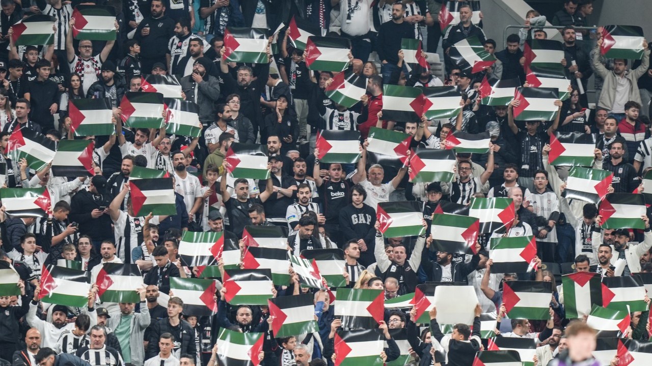 Beşiktaşlı taraftarlardan anlamlı 'Filistin' koreografisi