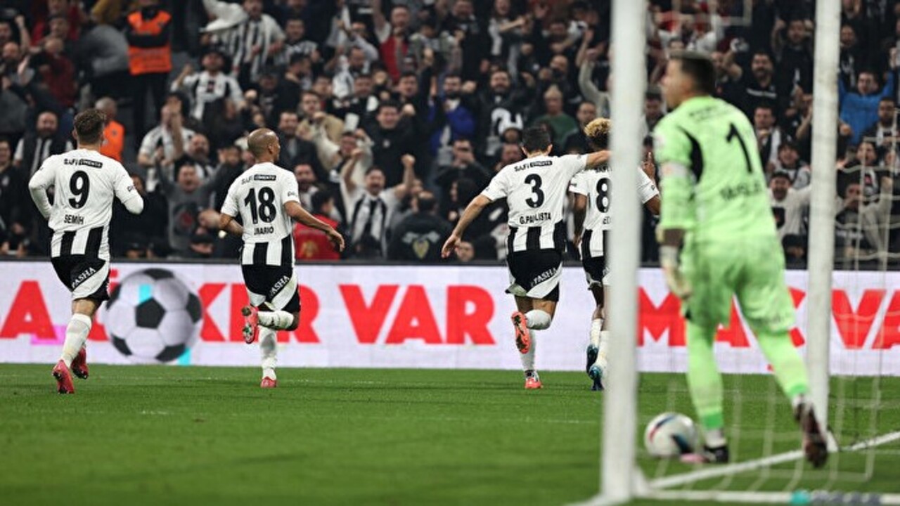 Foto - Beşiktaş, Okan Buruk’la dalga geçti! "Mabedimizde zıplamak tehlikeli ve yasaktır