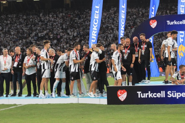 Beşiktaş, Turkcell Süper Kupa'yı düzenlenen törenle aldı