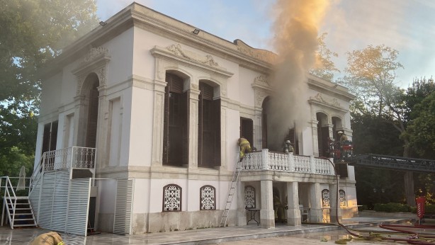 Foto - Beşiktaş Yıldız Parkı’ndaki tarihi köşkte yangın