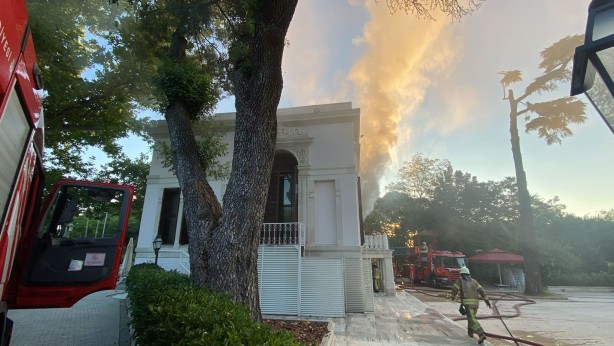 Foto - Beşiktaş Yıldız Parkı’ndaki tarihi köşkte yangın