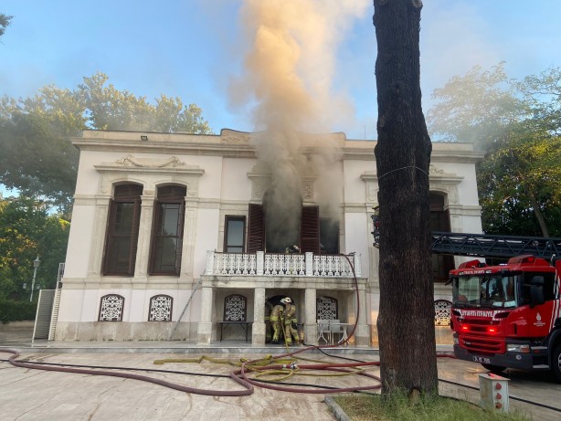 Foto - Beşiktaş Yıldız Parkı’ndaki tarihi köşkte yangın
