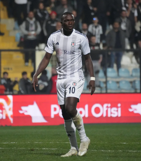 Foto - Beşiktaş yönetimi pusuda bekliyor! Hala bu oyuncudan bir şey bekleyecek misiniz? Yazık!