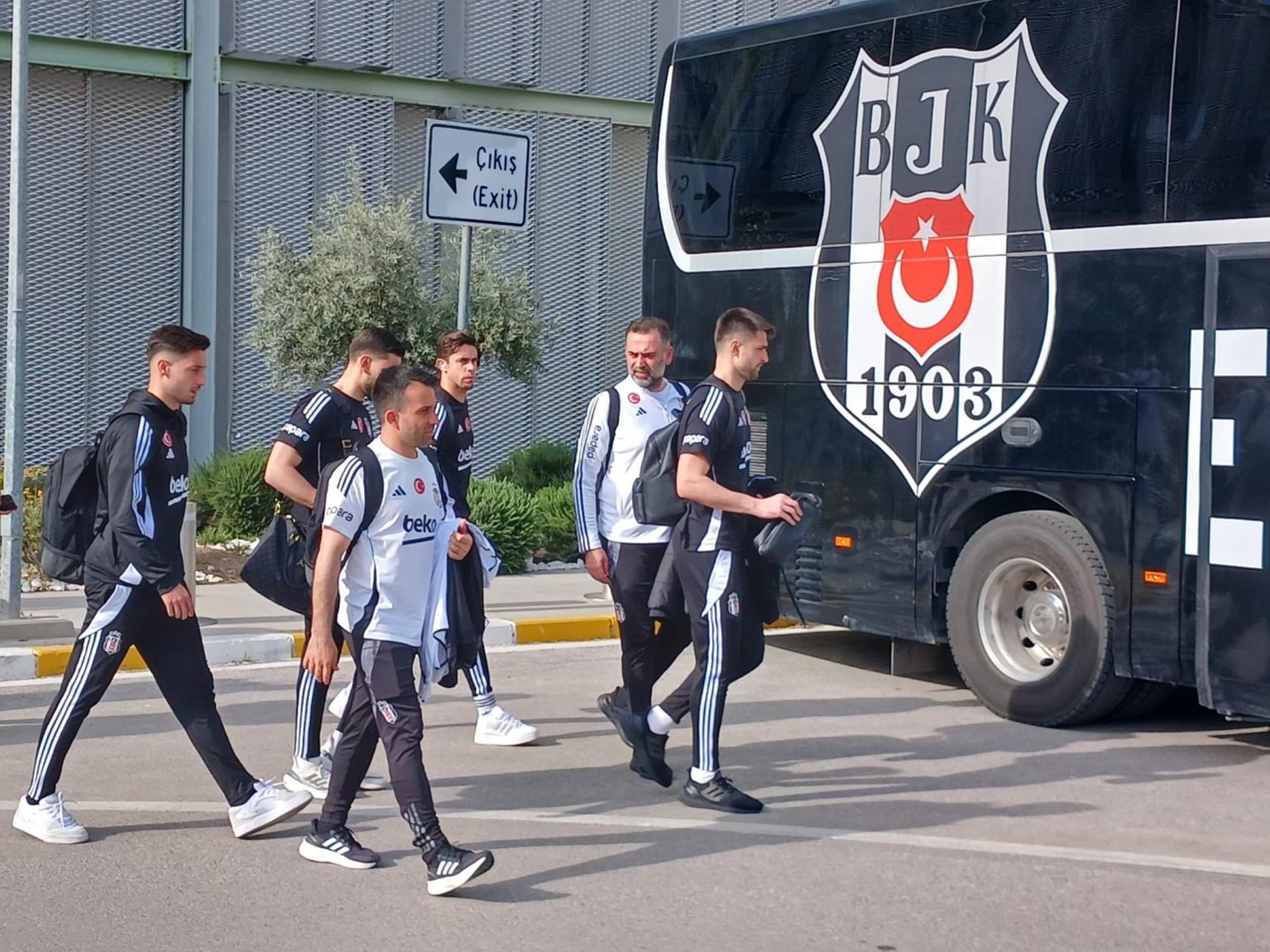 Beşiktaş’a İzmir’de sevgi seli, coşkulu karşılama