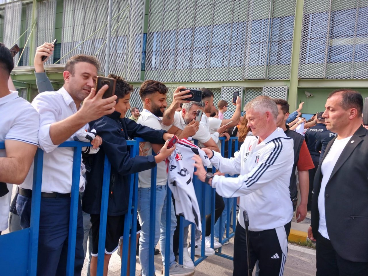 Foto - Beşiktaş’a İzmir’de sevgi seli, coşkulu karşılama