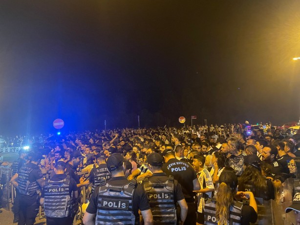 Foto - Beşiktaş'ın Süper Kupa galibiyeti taraftarlarla kutlandı