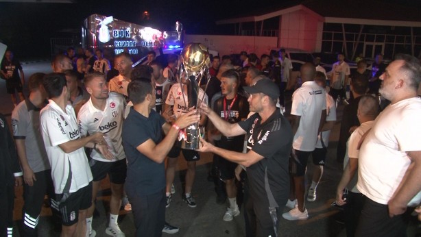 Beşiktaş'ın Süper Kupa galibiyeti taraftarlarla kutlandı