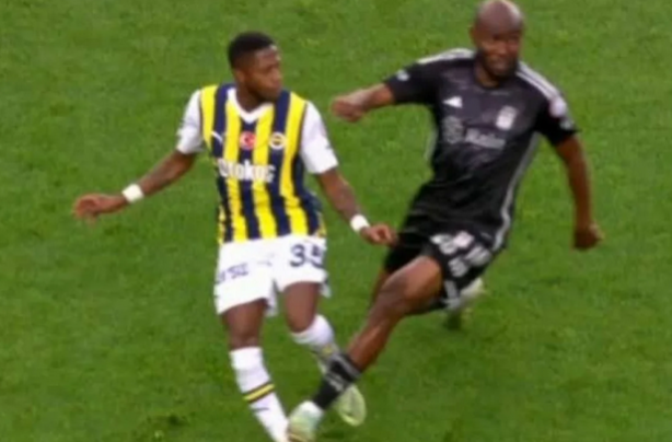 Foto - Beşiktaşlı taraftarlardan Saint-Maximin'in pozisyonuna kırmızı kart beklentisi! Bu nasıl bir hakemlik yorumu...