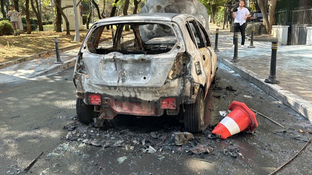 Foto - Beşiktaş’ta alev alev yanan araç küle döndü