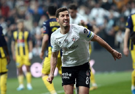 Foto - Beşiktaş'ta bu ilk kez oluyor! İmza atmadığı için topun ağzındaydı ama... Santos kararını duyurdu!