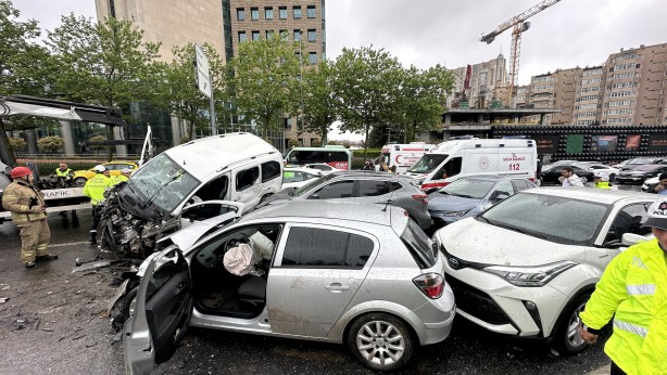 Foto - Beşiktaş'ta feci kaza! 8 araç birbirine girdi! Araçların motoru resmen yere indi!