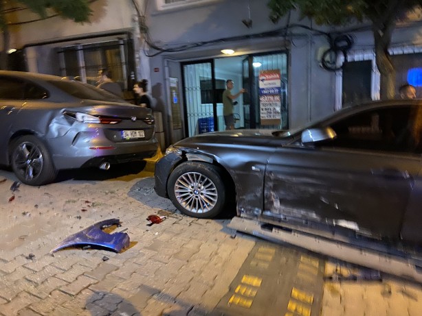 Foto - Beşiktaş’ta park halindeki araçlara çarpan otomobil takla attı