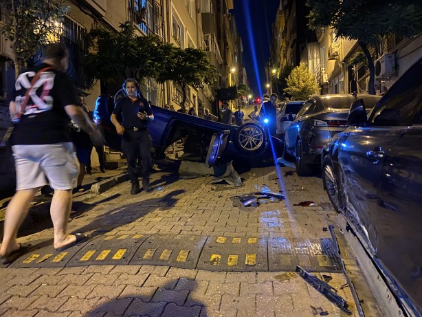 Foto - Beşiktaş’ta park halindeki araçlara çarpan otomobil takla attı