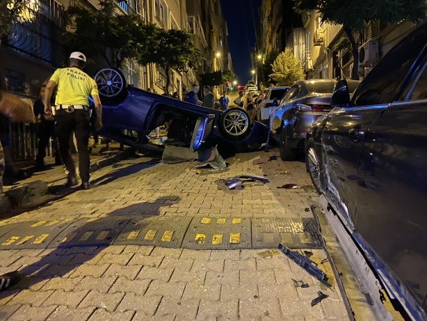 Beşiktaş’ta park halindeki araçlara çarpan otomobil takla attı