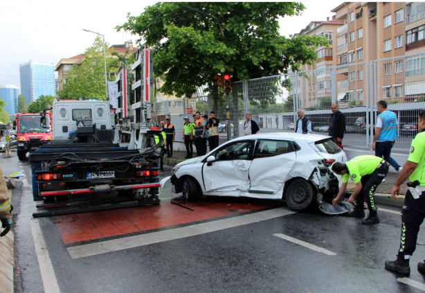 Foto - Beşiktaş'ta servis minibüsü otomobile çarptı