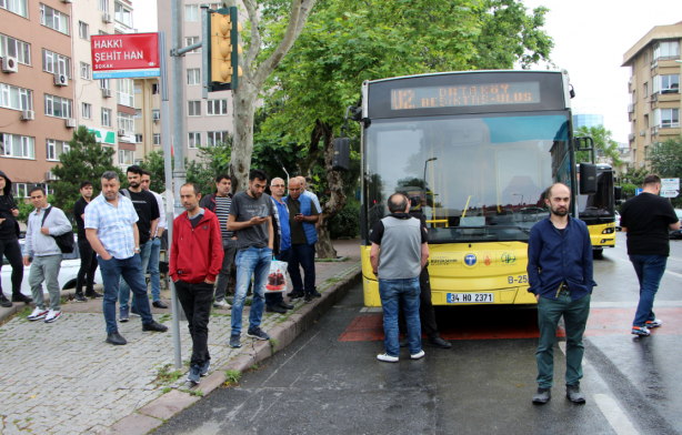 Beşiktaş'ta servis minibüsü otomobile çarptı