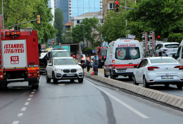 Foto - Beşiktaş'ta servis minibüsü otomobile çarptı