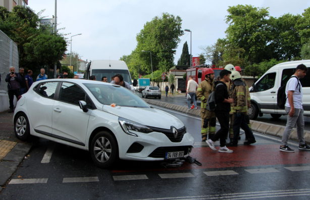 Foto - Beşiktaş'ta servis minibüsü otomobile çarptı