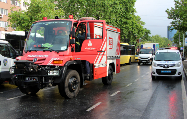 Foto - Beşiktaş'ta servis minibüsü otomobile çarptı