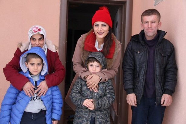 Foto - Beslenme çantası olmayan öğrencisinin evine gitti! Hayatlarını böyle değiştirdi