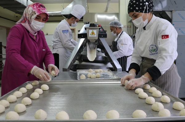 Foto - Beslenme desteği için kolları sıvadılar! Liseliler günde 10 bin ekmek üretiyor