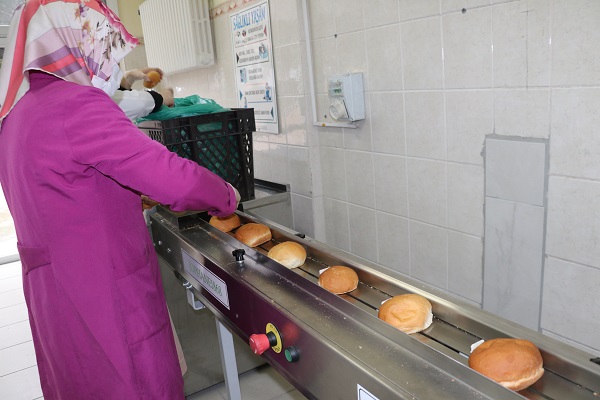 Foto - Beslenme desteği için kolları sıvadılar! Liseliler günde 10 bin ekmek üretiyor