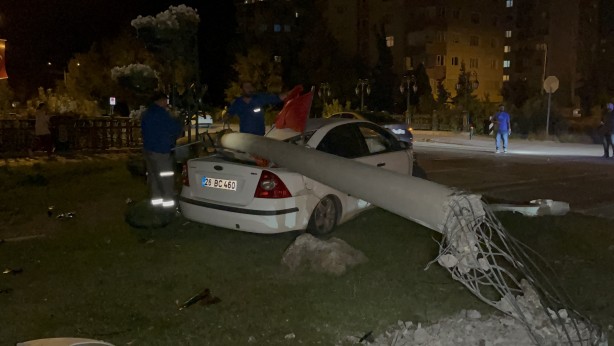 Foto - Beton aydınlatma direğine çarpan otomobildeki 3 kişi yaralandı