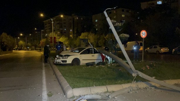 Beton aydınlatma direğine çarpan otomobildeki 3 kişi yaralandı