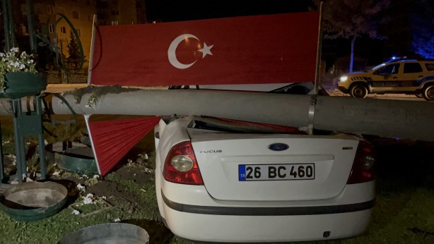 Foto - Beton aydınlatma direğine çarpan otomobildeki 3 kişi yaralandı