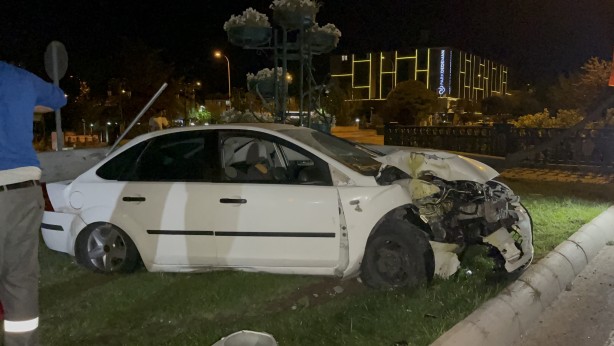 Foto - Beton aydınlatma direğine çarpan otomobildeki 3 kişi yaralandı
