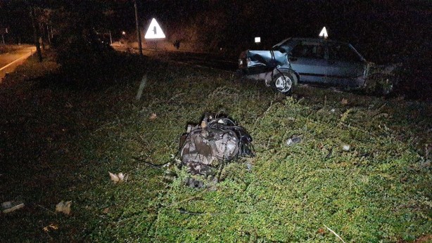 Foto - Beton bariyere çarpan otomobilin motoru yola fırladı