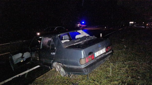 Foto - Beton bariyere çarpan otomobilin motoru yola fırladı