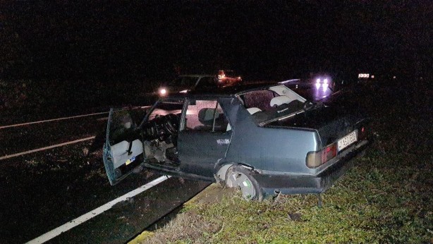 Foto - Beton bariyere çarpan otomobilin motoru yola fırladı