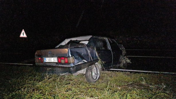 Foto - Beton bariyere çarpan otomobilin motoru yola fırladı