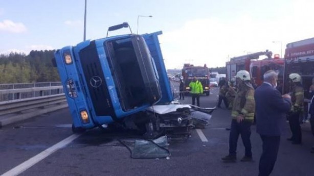 Foto - Beton blok taşıyan TIR otomobilin üzerine devrildi! Feci kaza