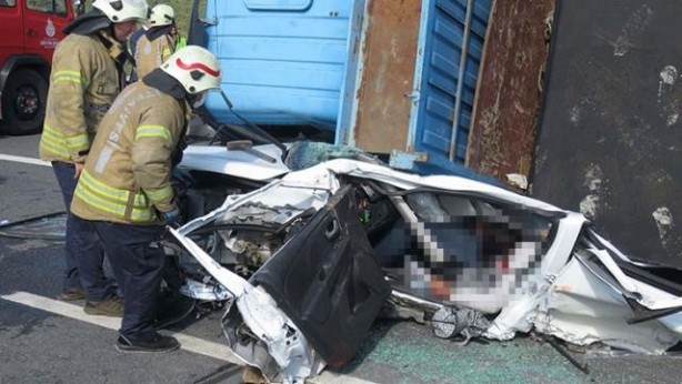 Foto - Beton blok taşıyan TIR otomobilin üzerine devrildi! Feci kaza