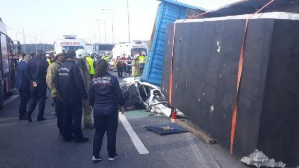 Foto - Beton blok taşıyan TIR otomobilin üzerine devrildi! Feci kaza