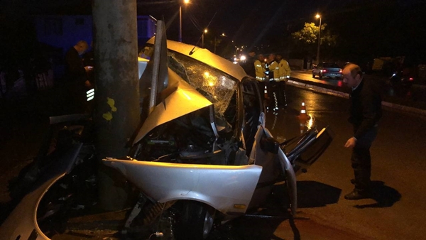 Foto - Beton direğe çarpan otomobil hurdaya döndü