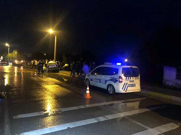 Foto - Beton direğe çarpan otomobil hurdaya döndü