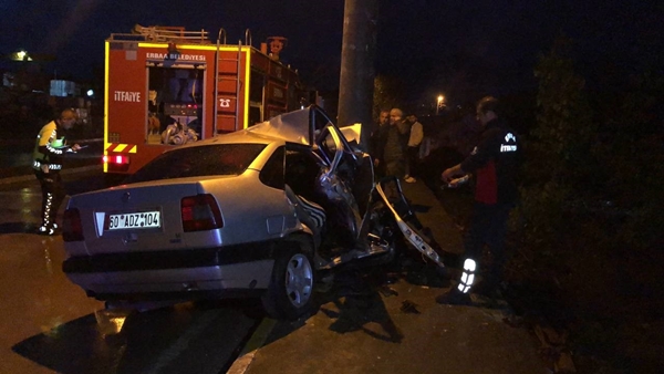 Foto - Beton direğe çarpan otomobil hurdaya döndü