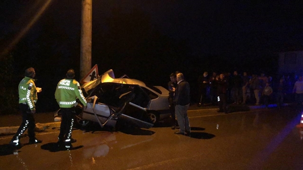 Foto - Beton direğe çarpan otomobil hurdaya döndü
