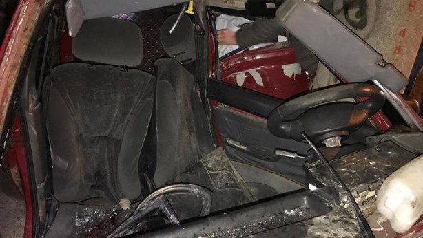 Beton direğe çarpan otomobil kağıt gibi ezildi