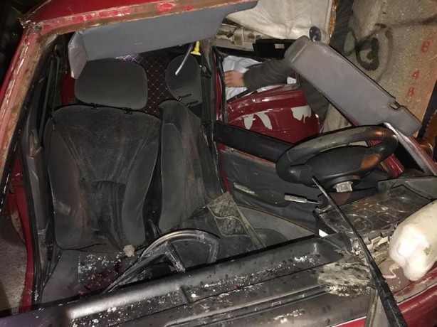 Foto - Beton direğe çarpan otomobil kağıt gibi ezildi