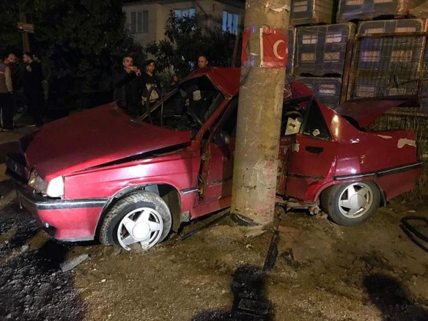 Foto - Beton direğe çarpan otomobil kağıt gibi ezildi