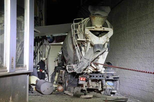 Beton mikseri köprüden düştü 3 kişi yaralandı