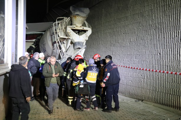 Foto - Beton mikseri köprüden düştü 3 kişi yaralandı